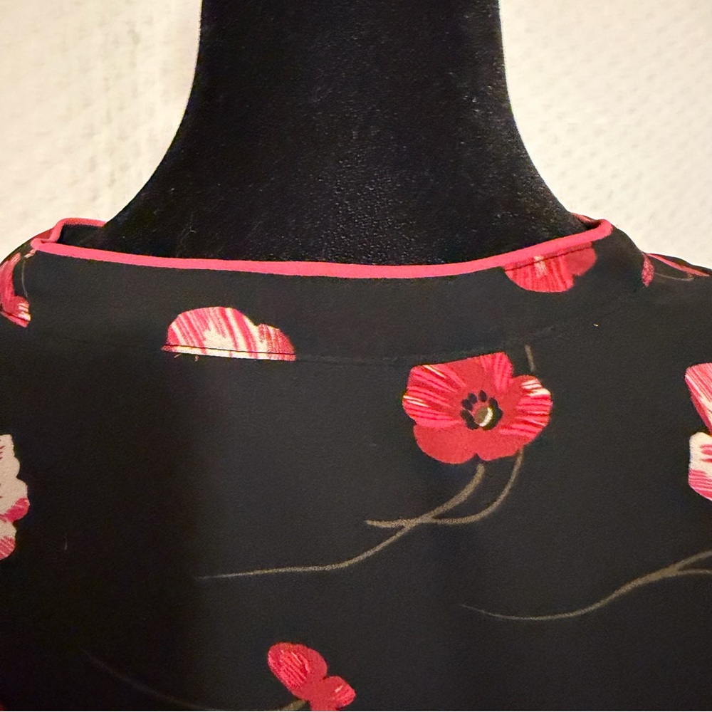 Banana Republic XL Black Pullover Button Cuff Blouse with Pink Floral Pattern - Picture 5 of 8